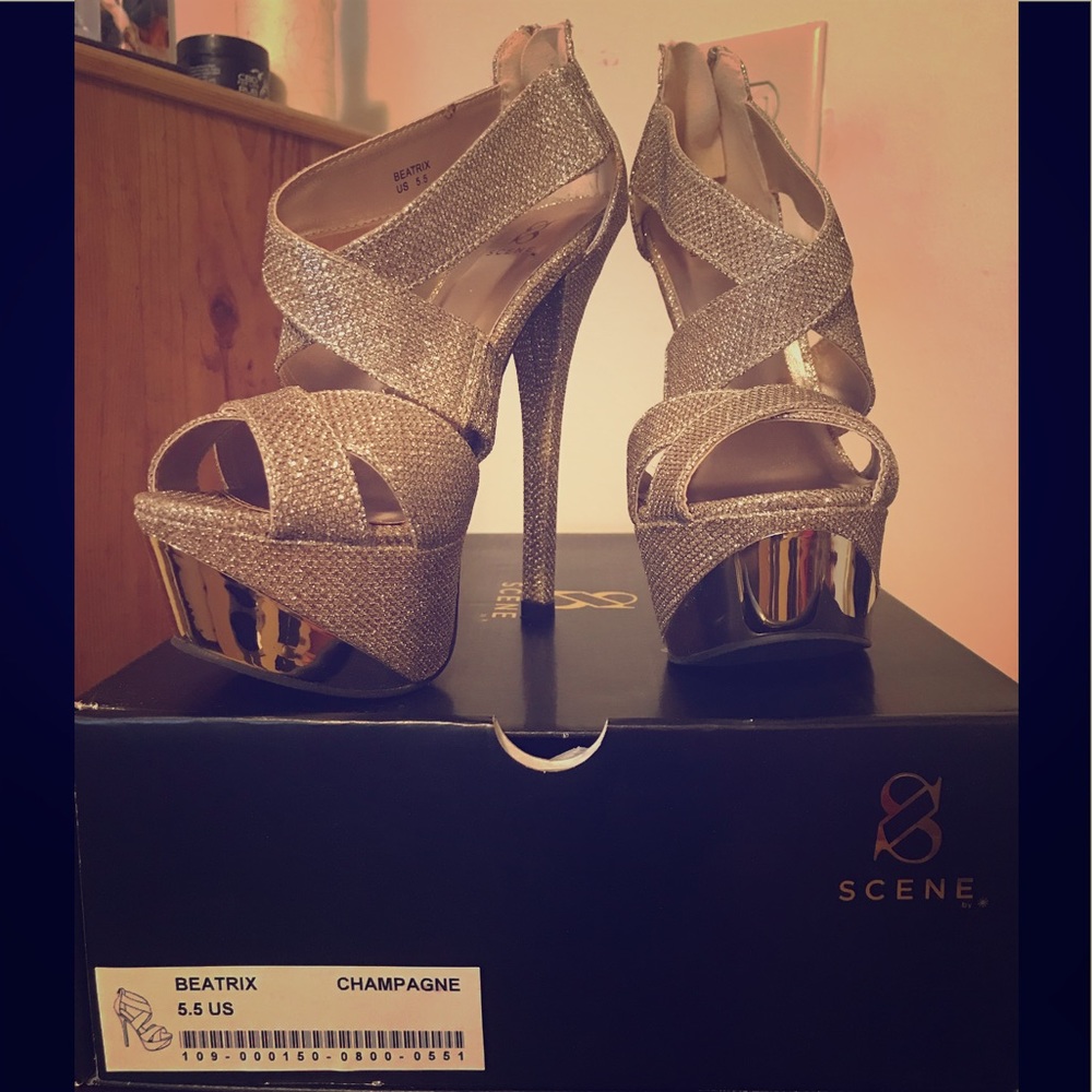 Open-toed platform sandals